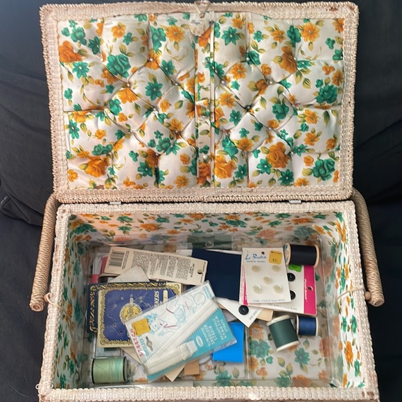 Antique Large Sewing Kit with Handle 💚💚 - Picture 3 of 8